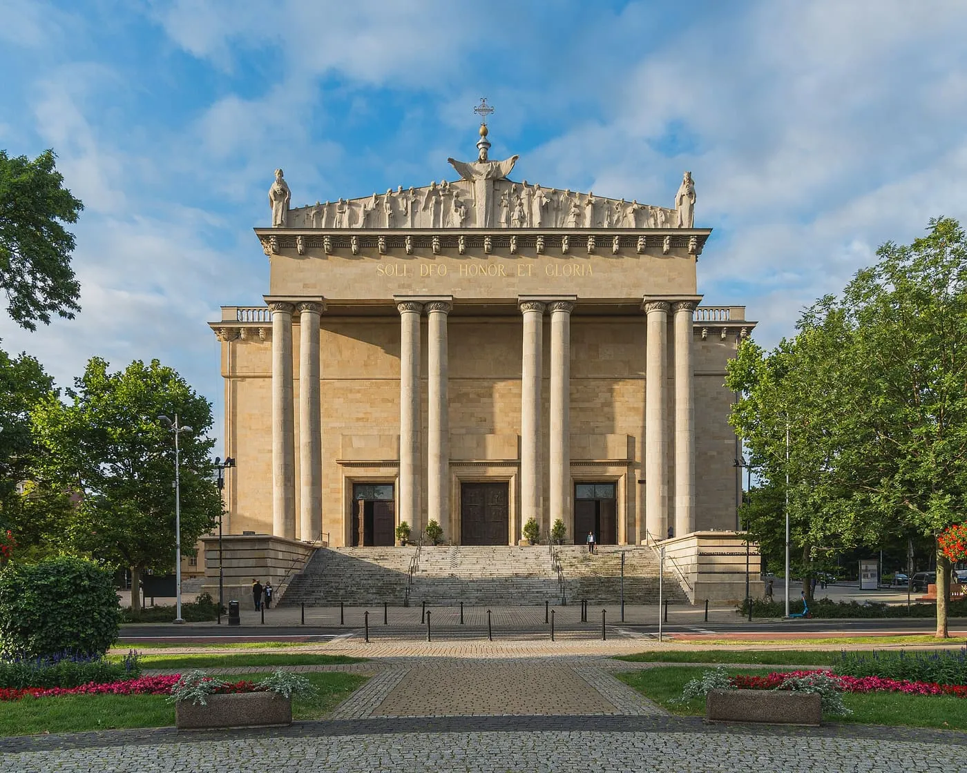 Monumentalna, neoklasycystyczna fasada archikatedry Chrystusa Króla w Katowicach z kolumnadą i napisem SOLI DEO HONOR ET GLORIA