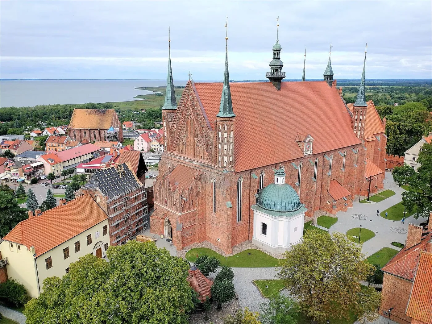 Gotycka archikatedra we Fromborku na Wzgórzu Katedralnym, widok z lotu ptaka na wieże i Zalew Wiślany w tle