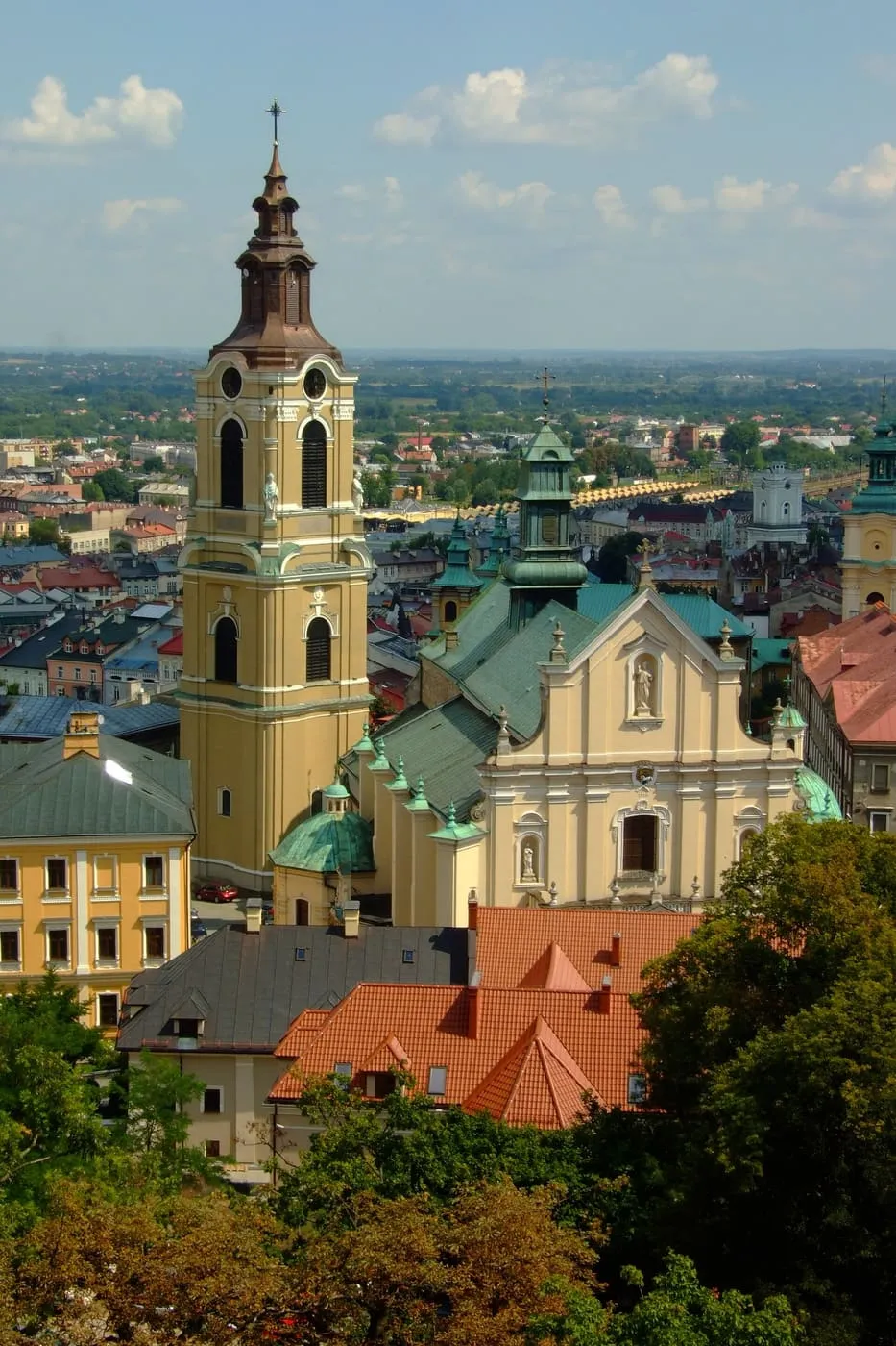 Archikatedra przemyska z lotu ptaka — barokowa wieża i zielone kopuły pośród kolorowej zabudowy starówki Przemyśla