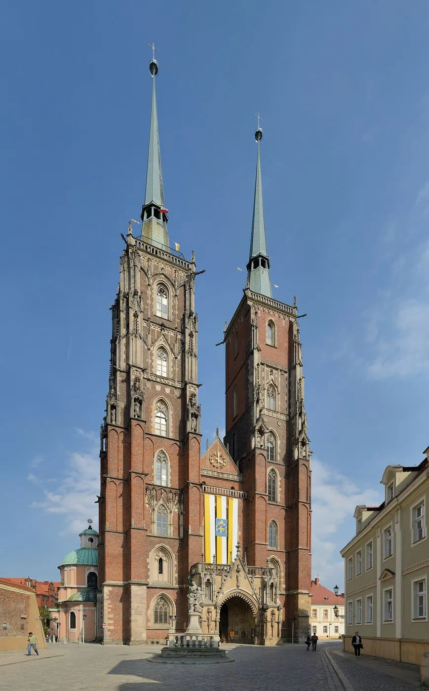Gotycka archikatedra św. Jana Chrzciciela we Wrocławiu z dwiema smukłymi ceglanymi wieżami na Ostrowie Tumskim