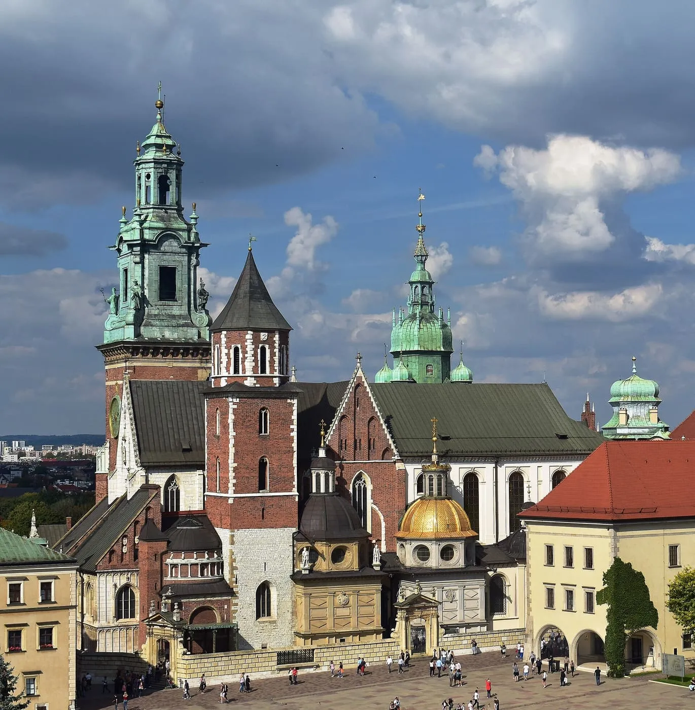 Bazylika archikatedralna na Wawelu w Krakowie z wieżami i złotą kopułą kaplicy Zygmuntowskiej, widziana z dziedzińca zamkowego