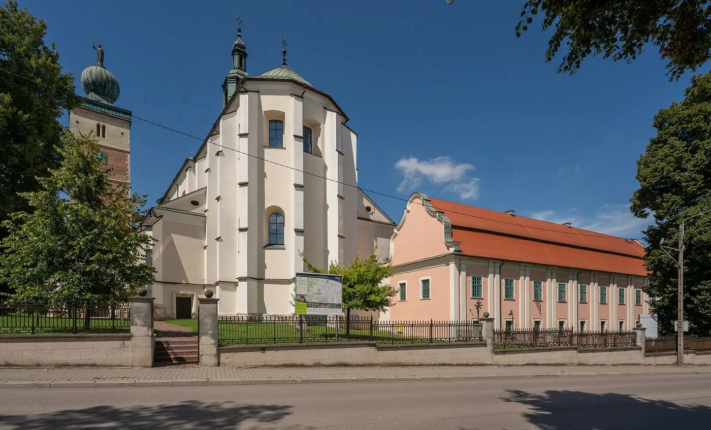Bazylika Grobu Bożego w Miechowie z ceglaną wieżą zwieńczoną cebulastym hełmem i różowym skrzydłem klasztoru