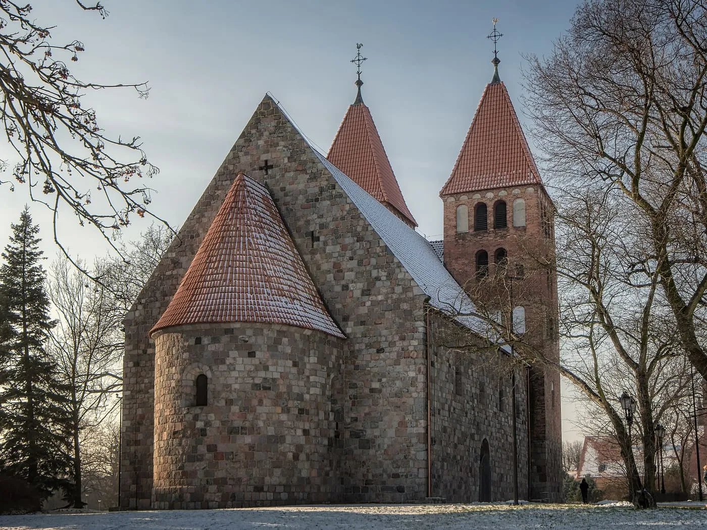 Romański kościół Imienia NMP w Inowrocławiu, wzniesiony z granitowych ciosów, zimą