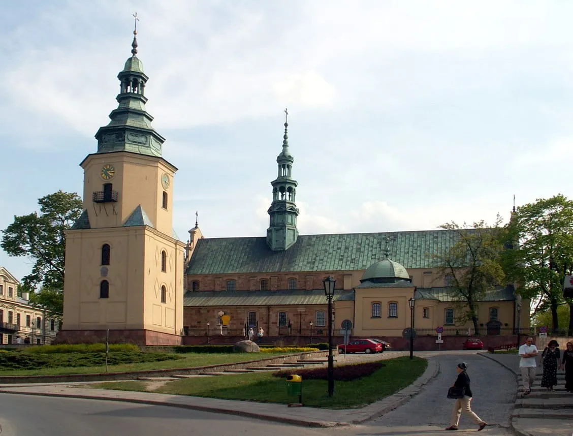 Barokowa bazylika katedralna w Kielcach z wysoką wieżą zwieńczoną wielopoziomową, zieloną kopułą