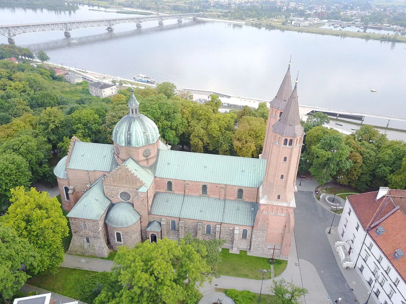 Bazylika katedralna w Płocku z lotu ptaka, z zieloną kopułą i wieżą nad skarpą wiślaną
