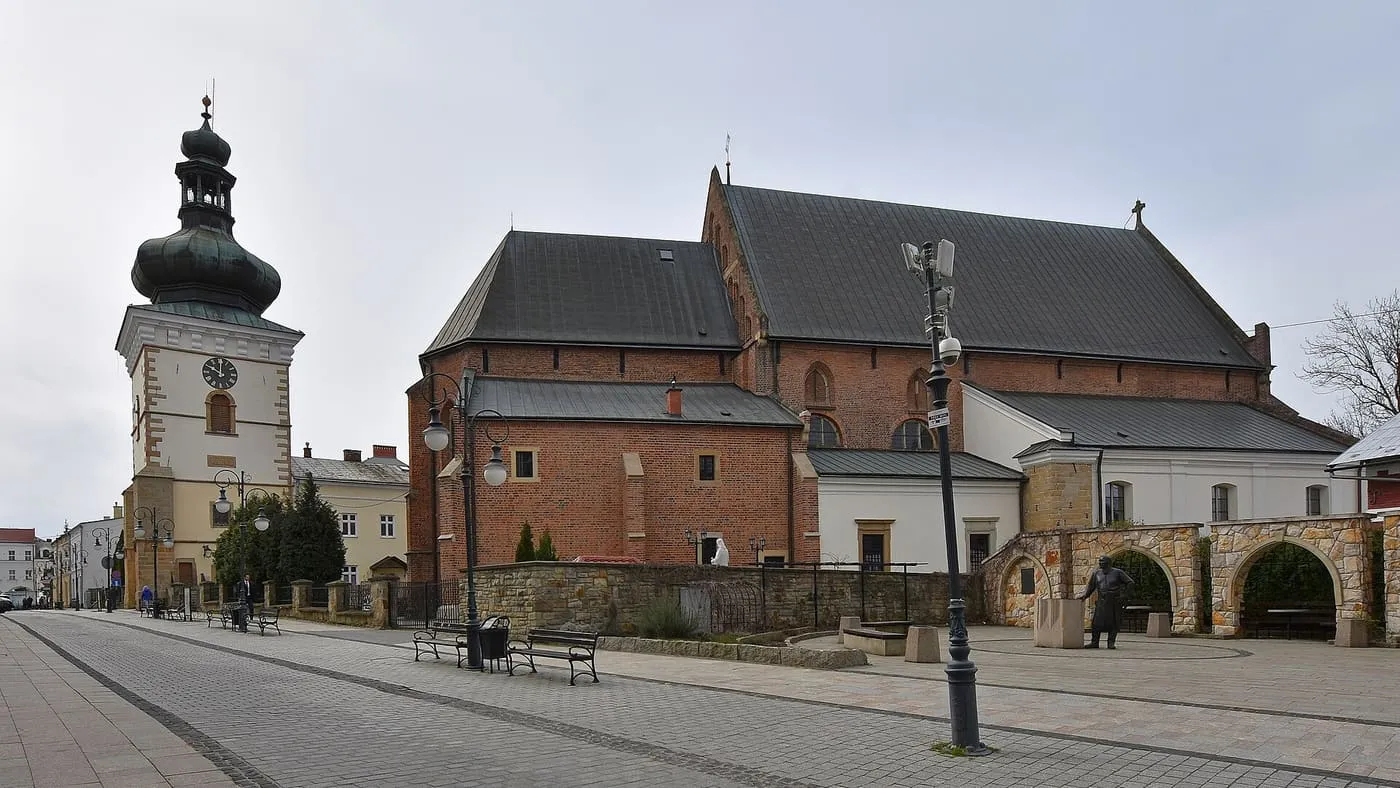 Gotycka fara w Krośnie z wolnostojącą dzwonnicą zwieńczoną cebulastym hełmem