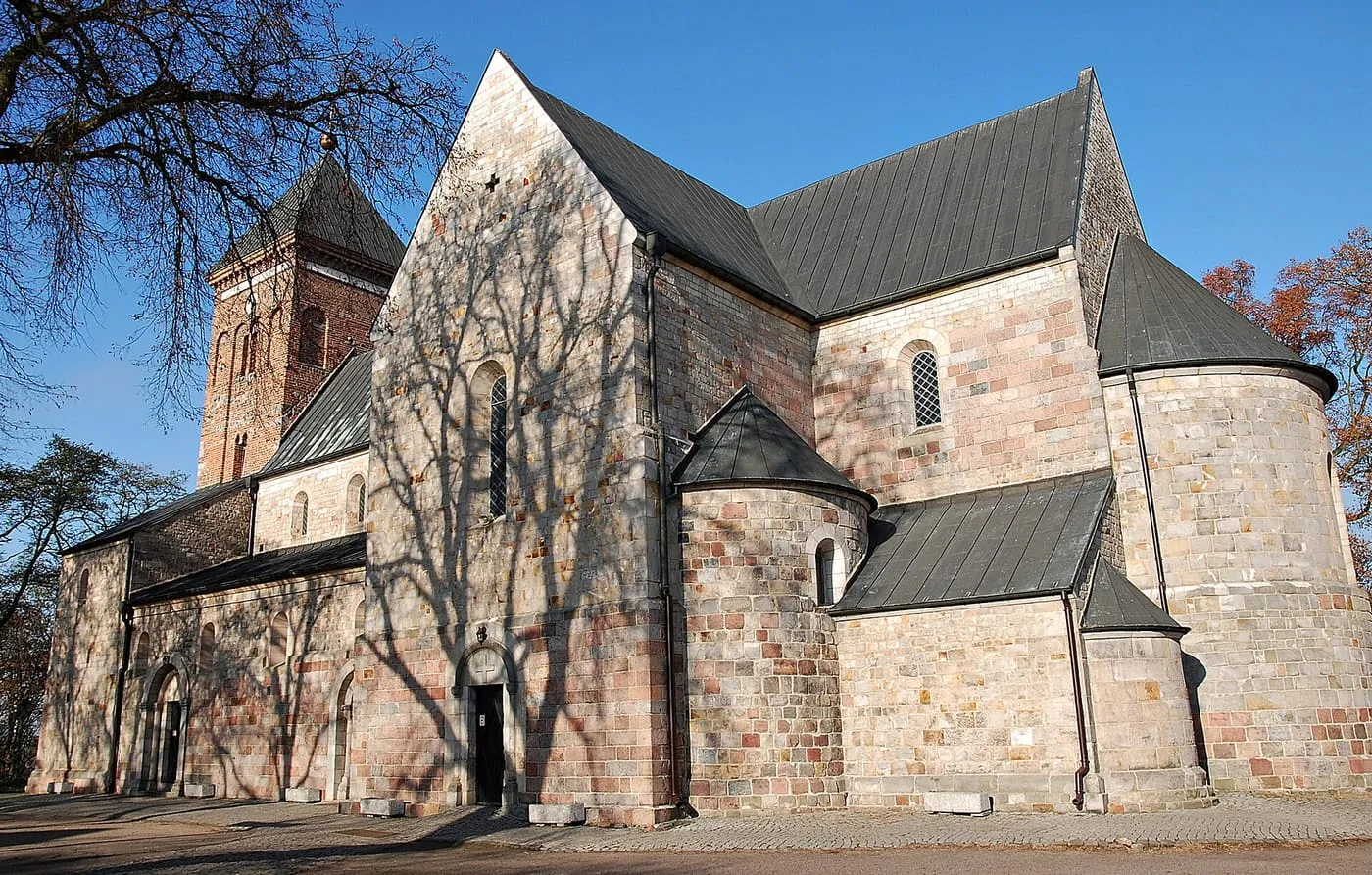 Romańska kolegiata w Kruszwicy z granitowych i piaskowcowych ciosów, z półkolistą absydą