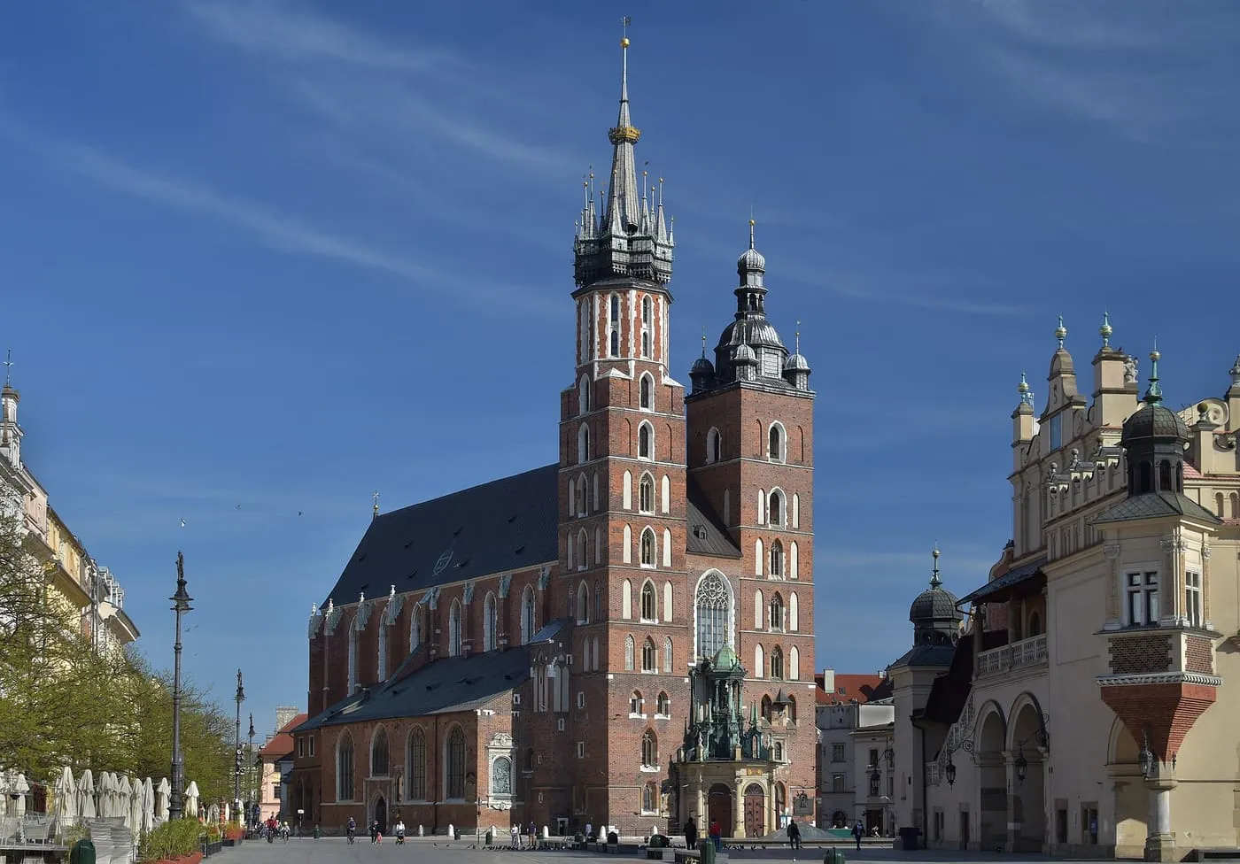 Bazylika Mariacka w Krakowie z charakterystycznymi dwiema nierównymi wieżami, widziana od strony Rynku Głównego