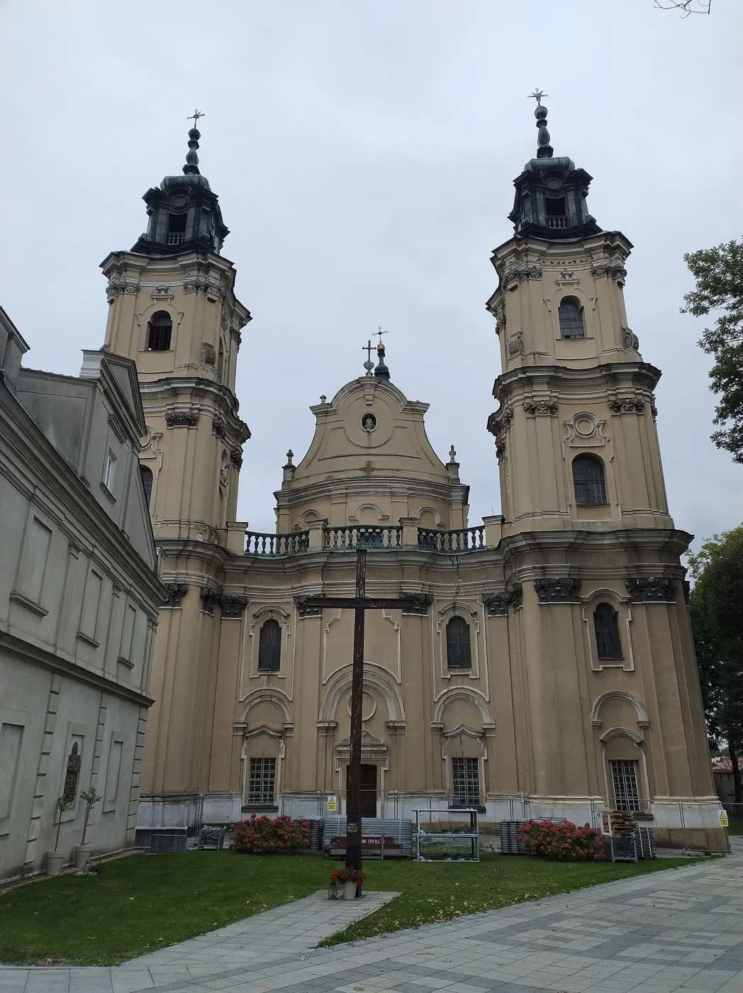 Barokowa fasada bazyliki dominikanów w Jarosławiu z dwiema wieżami