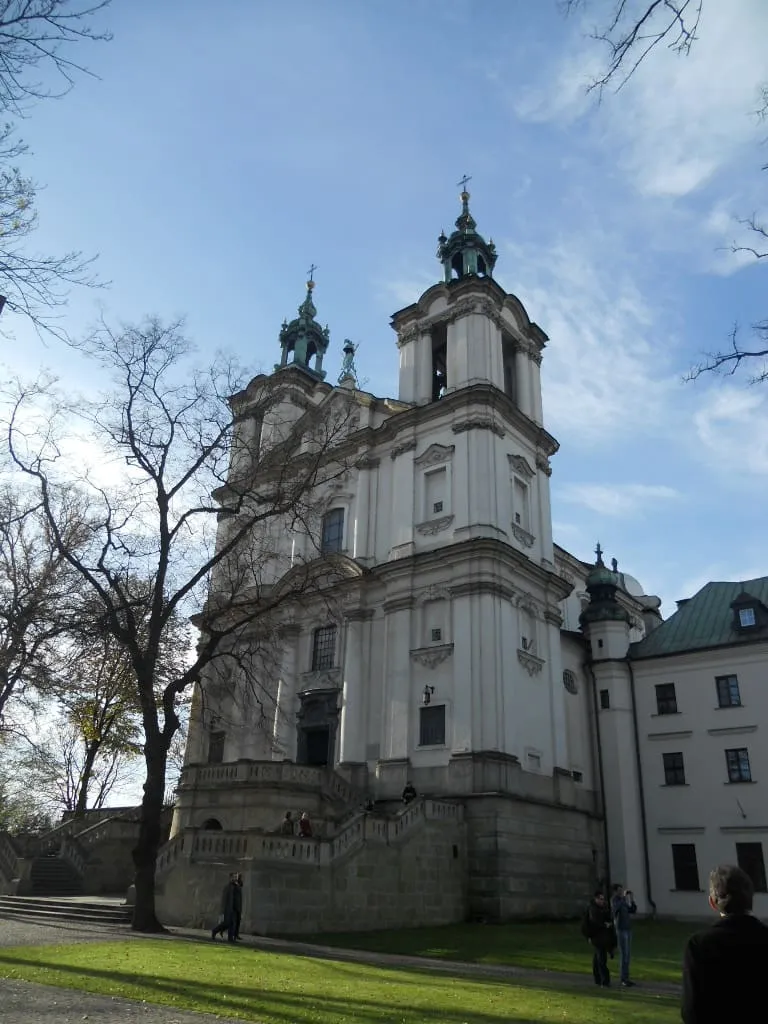 Barokowa bazylika na Skałce w Krakowie z dwiema wieżami i szerokimi schodami prowadzącymi do wejścia