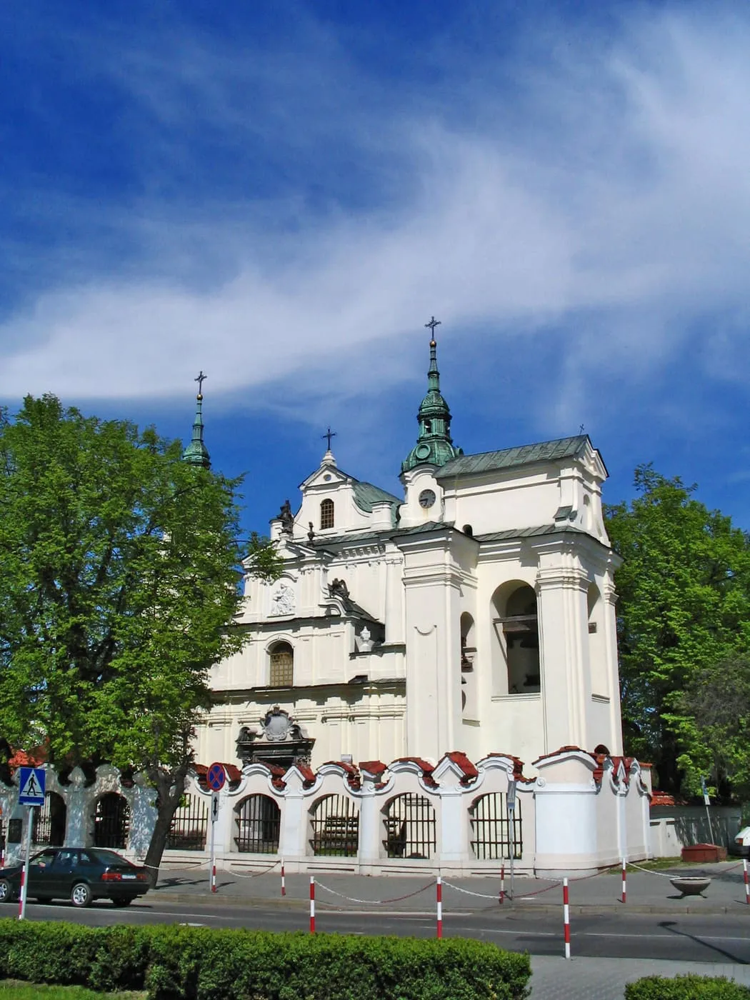 Biała, barokowa bazylika św. Anny w Lubartowie z dzwonnicą i wieżami zwieńczonymi zielonymi hełmami