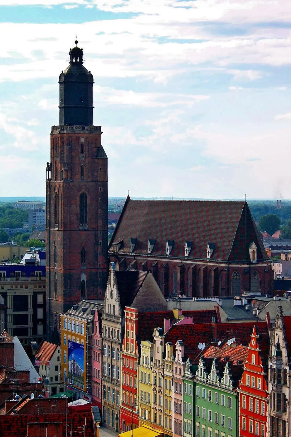 Gotycka ceglana wieża bazyliki św. Elżbiety nad kolorowymi kamienicami wrocławskiego Rynku, widok z lotu ptaka