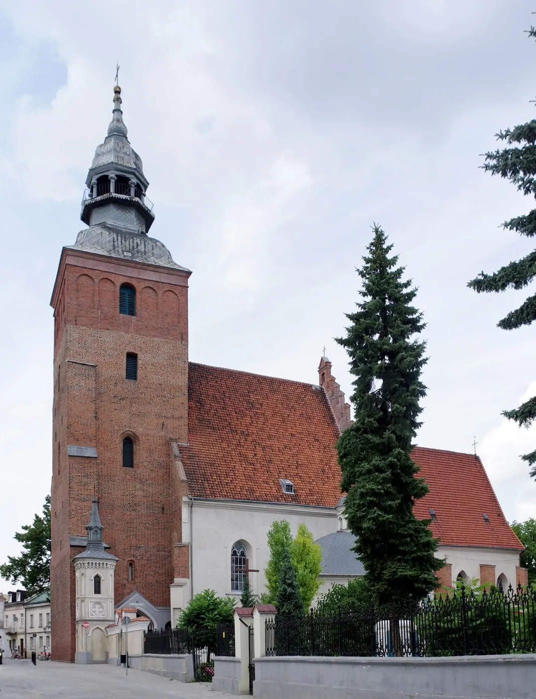 Ceglana wieża i nawa gotyckiej fary w Piotrkowie Trybunalskim