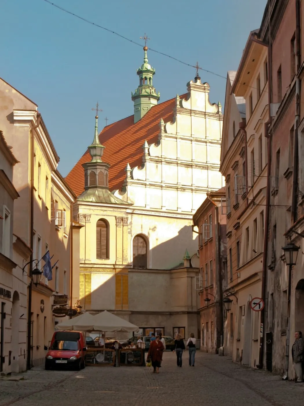 Bazylika dominikanów w Lublinie widziana z uliczki Starego Miasta, z renesansową attyką i wieżyczkami