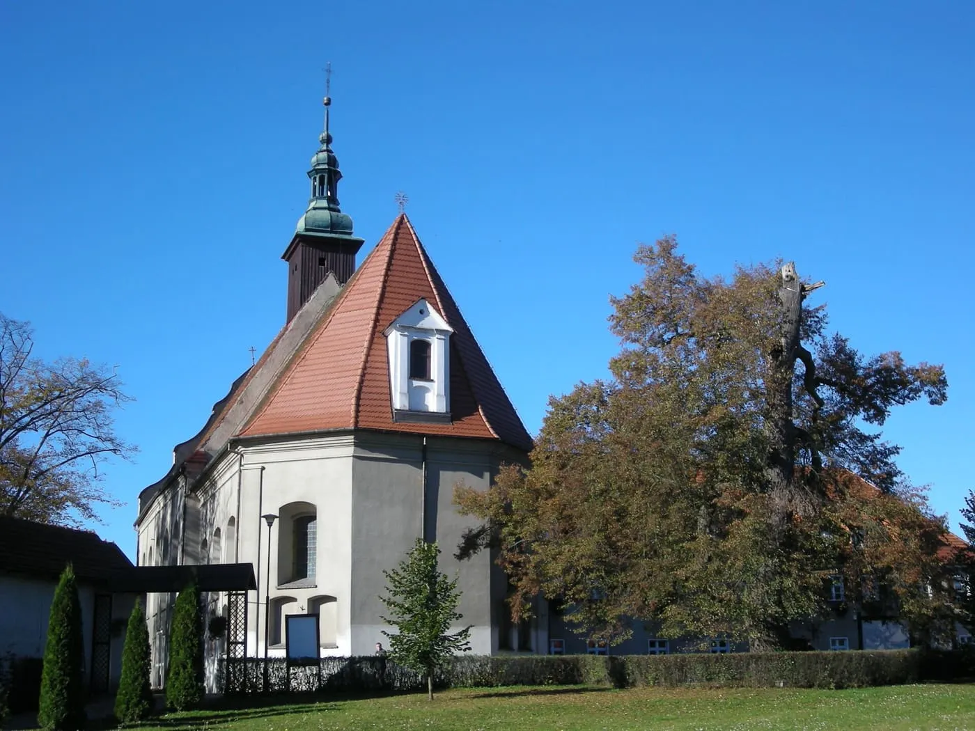 Barokowy kościół sanktuarium w Górce Klasztornej z namiotowym dachem i wieżą zwieńczoną cebulastym hełmem