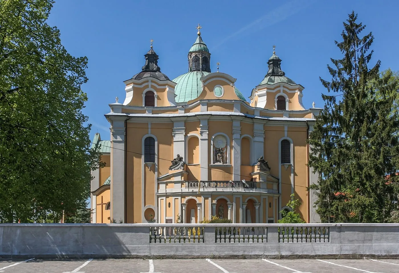 Barokowa bazylika w Trzemesznie z dwiema wieżami i kopułą nad prezbiterium