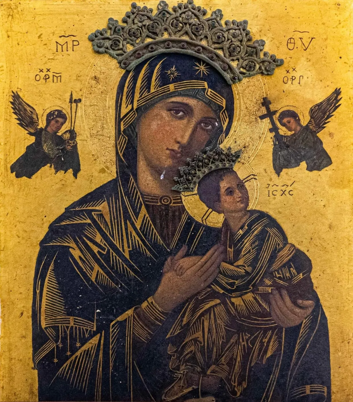 Ikona Matki Bożej Nieustającej Pomocy z sanktuarium w Baclaran w Manili: Maryja z Dzieciątkiem Jezus i archaniołami Michałem i Gabrielem, w koronie