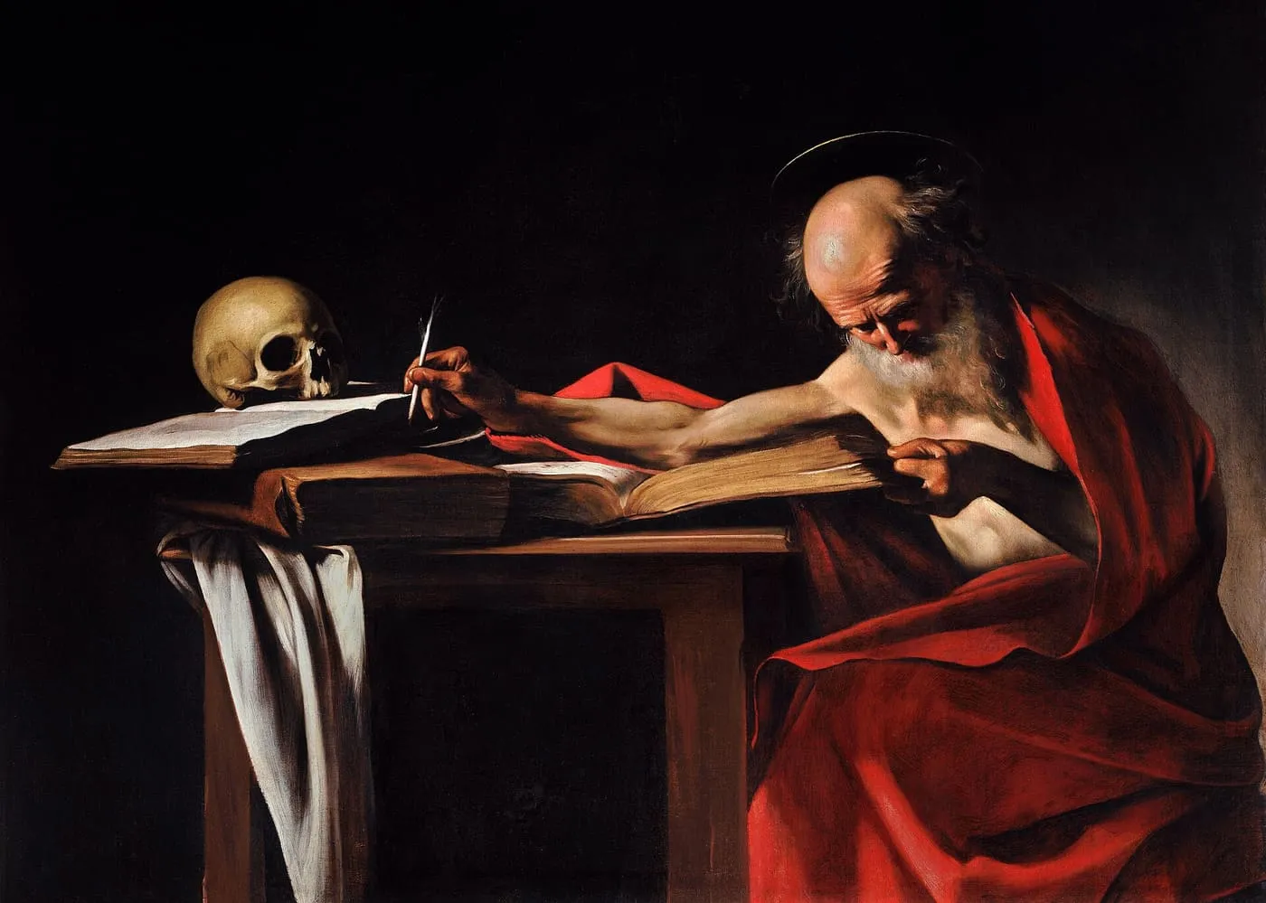 Obraz Caravaggia: łysy, siwobrody św. Hieronim w czerwonym płaszczu, z aureolą, pochylony nad otwartą księgą, sięga piórem do kałamarza; na drugim końcu stołu leży czaszka na księdze