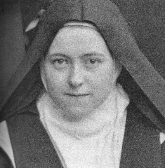 Fotografia z 1895 roku: święta Teresa od Dzieciątka Jezus w habicie i welonie karmelitańskim, z pogodną twarzą zwróconą lekko w bok