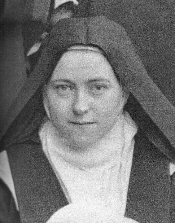 Fotografia z 1895 roku: święta Teresa od Dzieciątka Jezus w habicie i welonie karmelitańskim, z pogodną twarzą zwróconą lekko w bok