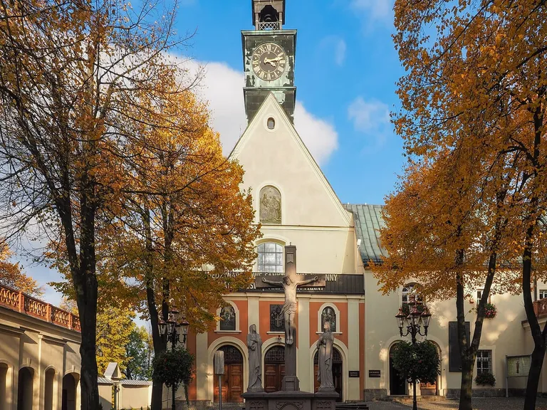 Bazylika na Górze Świętej Anny z grupą Ukrzyżowania przed wejściem, otoczona jesiennymi drzewami
