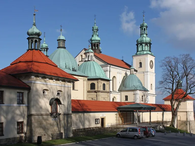 Barokowa bazylika i klasztor bernardynów w Kalwarii Zebrzydowskiej z licznymi zielonymi kopułami