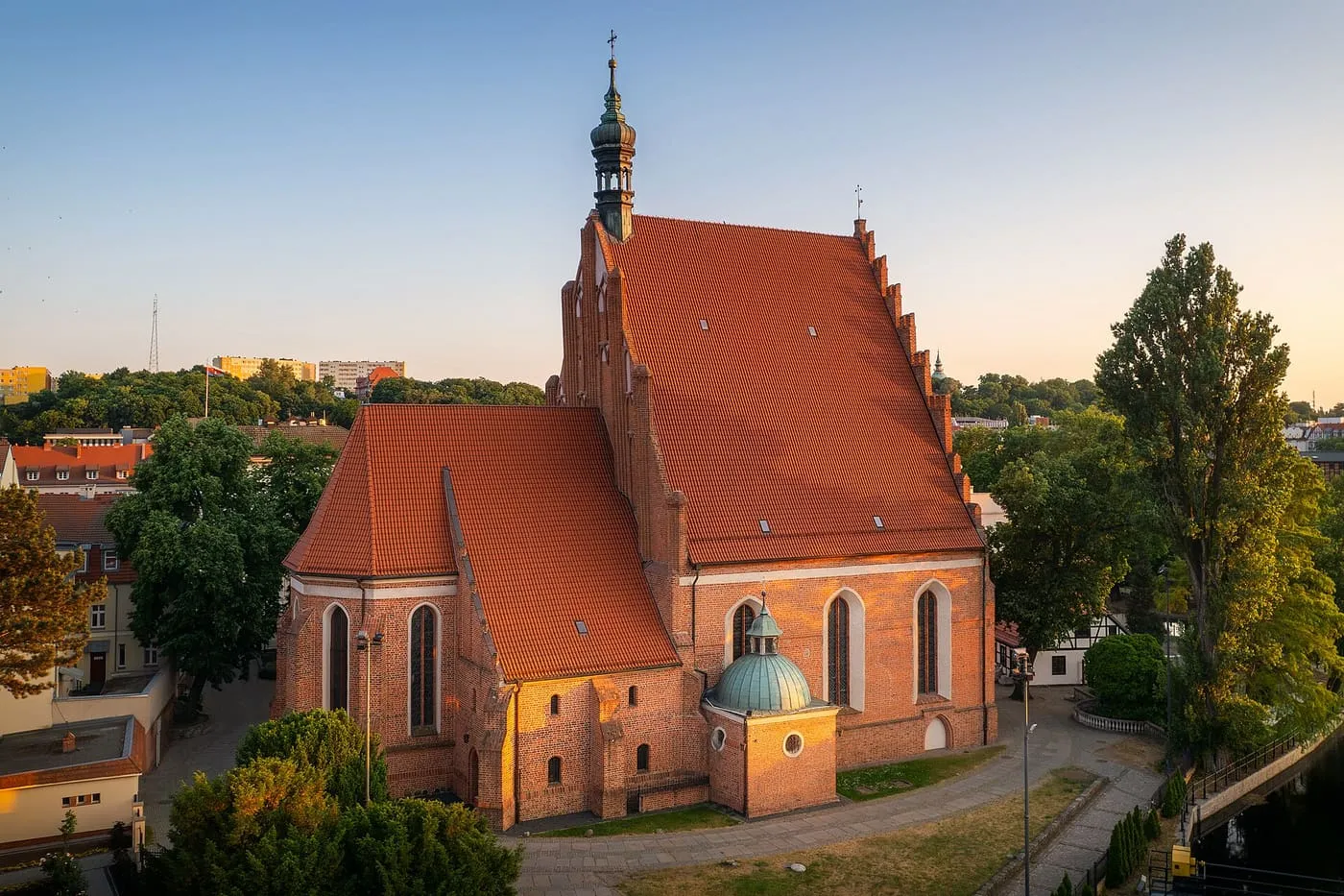 Ceglana katedra św. Marcina i Mikołaja w Bydgoszczy o zachodzie słońca, widok z lotu ptaka