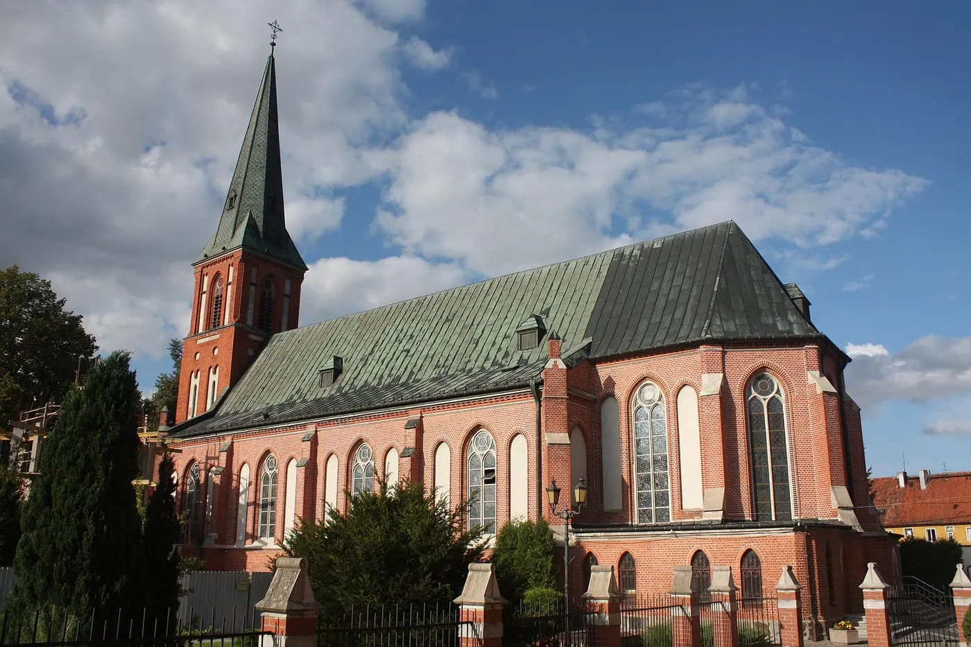 Neogotycka katedra św. Wojciecha w Ełku z lotu ptaka, z wieżą zwieńczoną zieloną iglicą