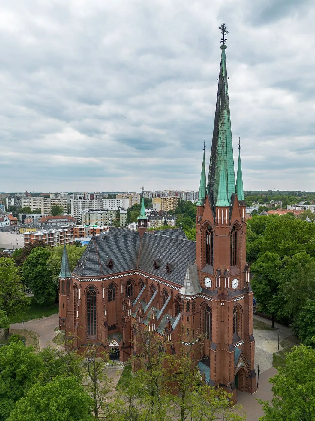 Neogotycka katedra Świętych Apostołów Piotra i Pawła w Gliwicach z lotu ptaka, z wysoką ceglaną wieżą