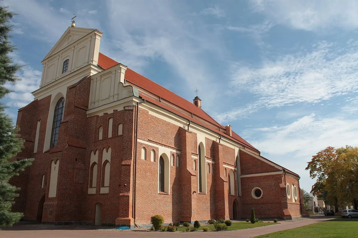 Katedra św. Michała Archanioła w Łomży, biało-ceglana, widziana od strony ulicy