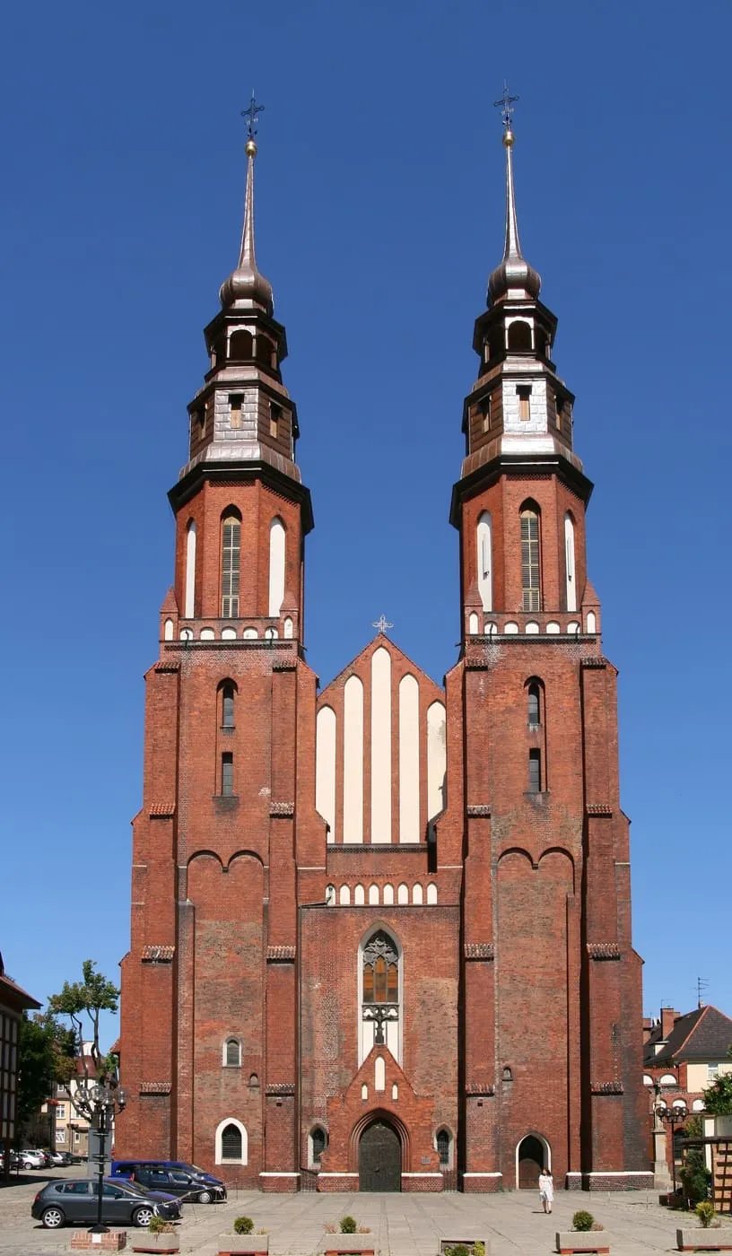 Neogotycka katedra Podwyższenia Krzyża Świętego w Opolu z dwiema symetrycznymi, ceglanymi wieżami