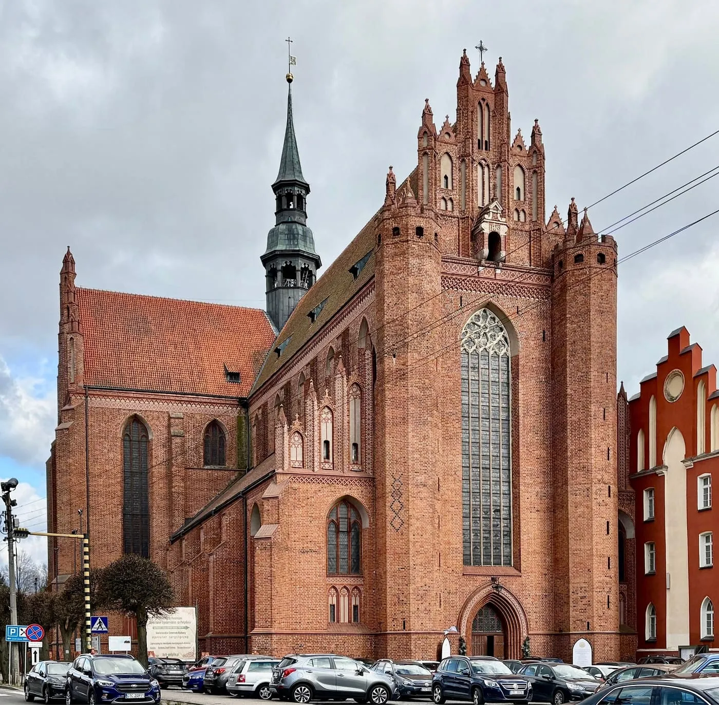 Monumentalna, gotycka katedra cystersów w Pelplinie z charakterystycznym, schodkowym szczytem i wieżą
