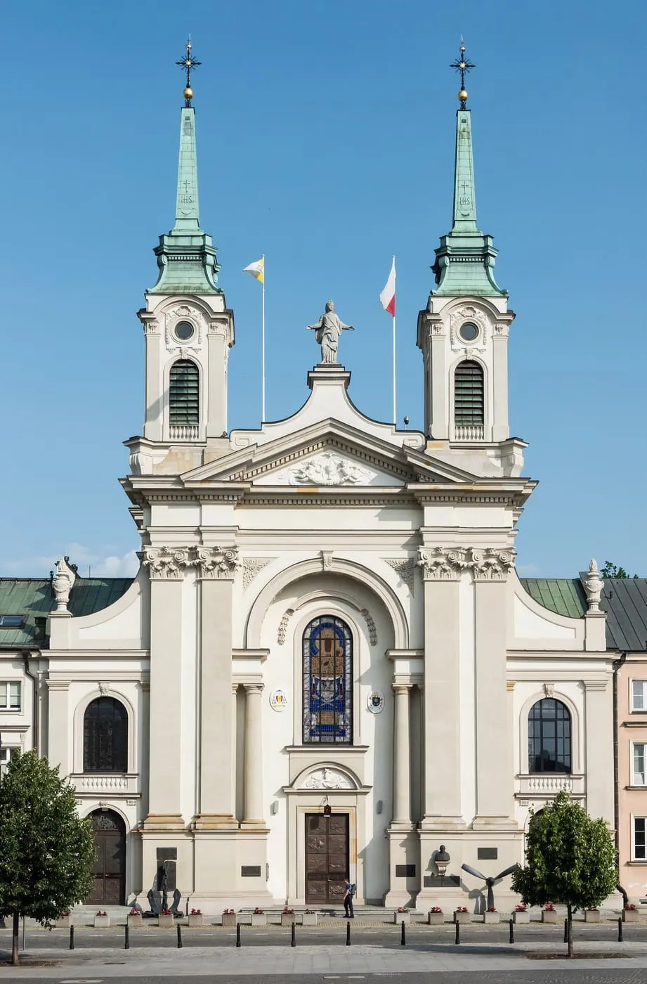 Barokowa fasada Katedry Polowej Wojska Polskiego w Warszawie z dwiema wieżami i figurą na szczycie frontonu