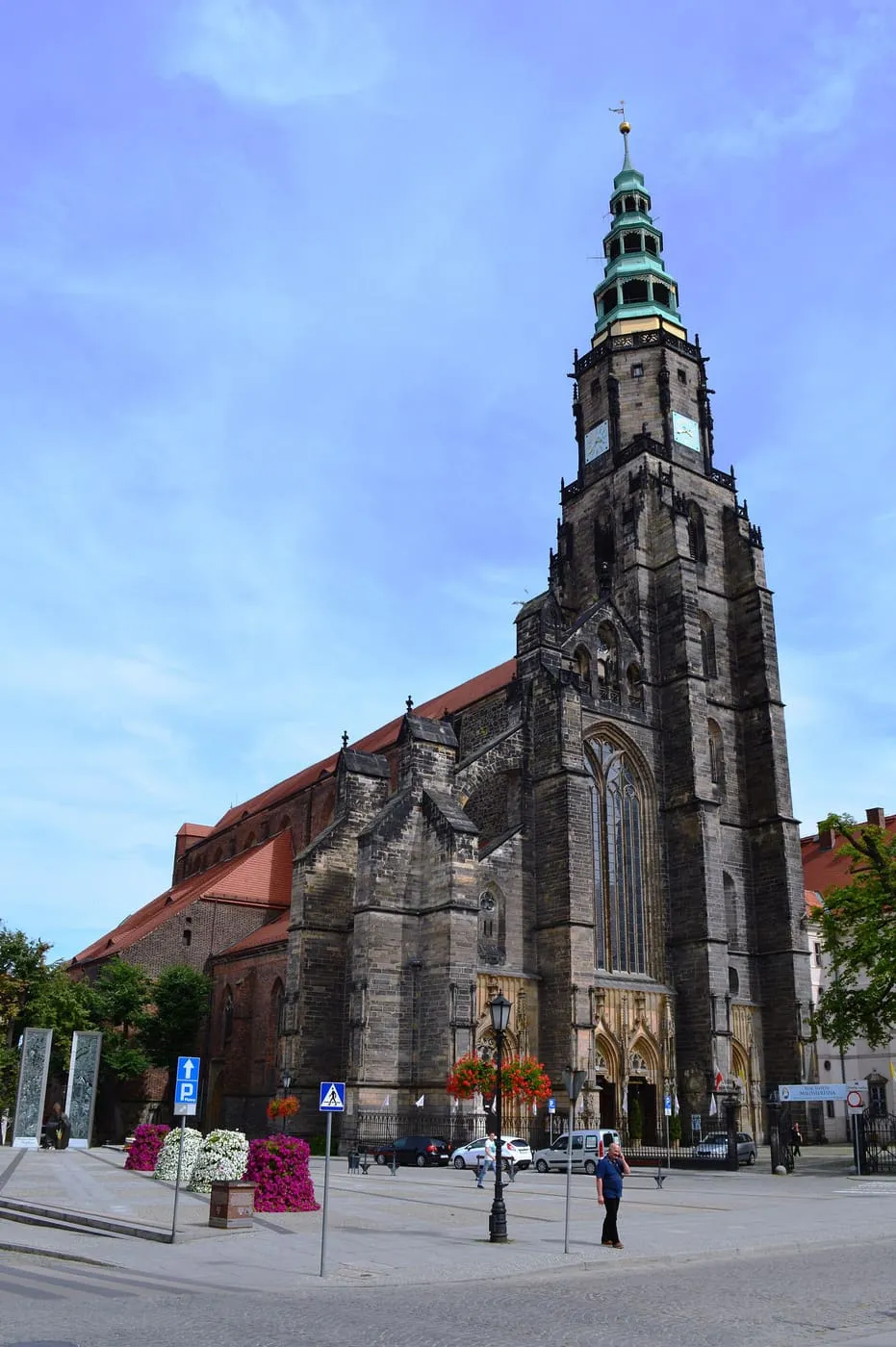Gotycka katedra w Świdnicy z najwyższą wieżą kościelną w Polsce, widziana z rynku