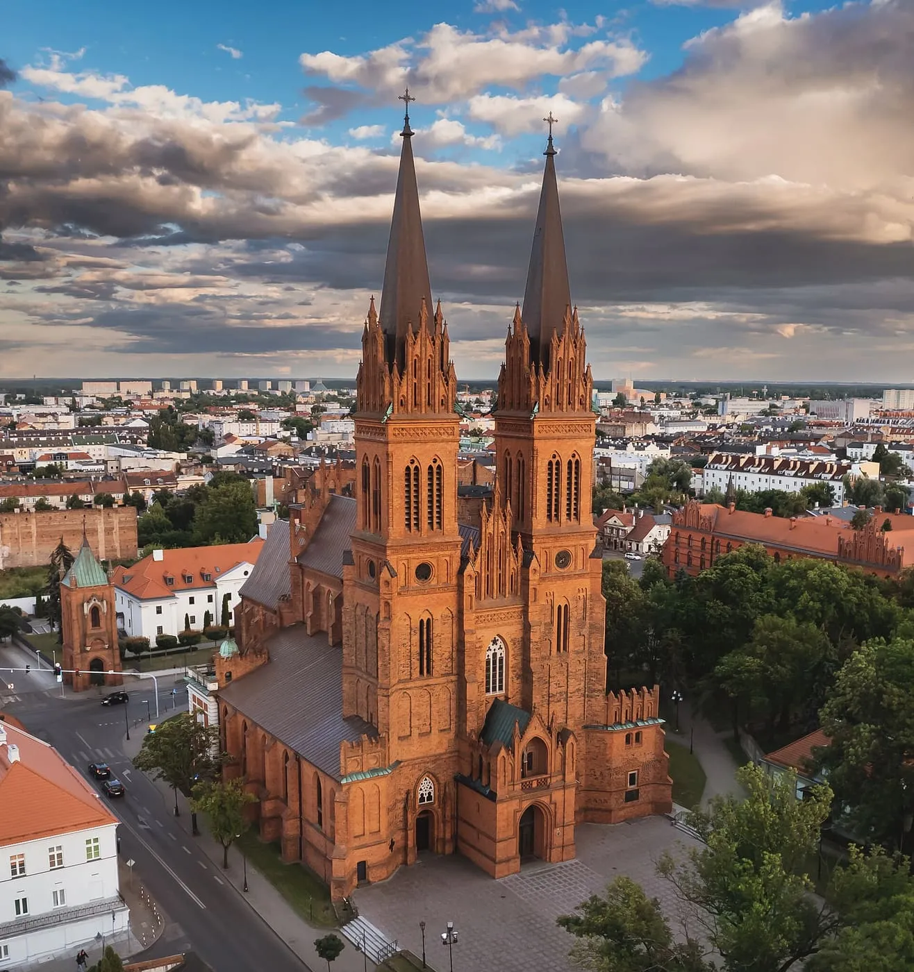 Gotycka katedra włocławska z dwiema ceglanymi wieżami, z lotu ptaka o zmierzchu
