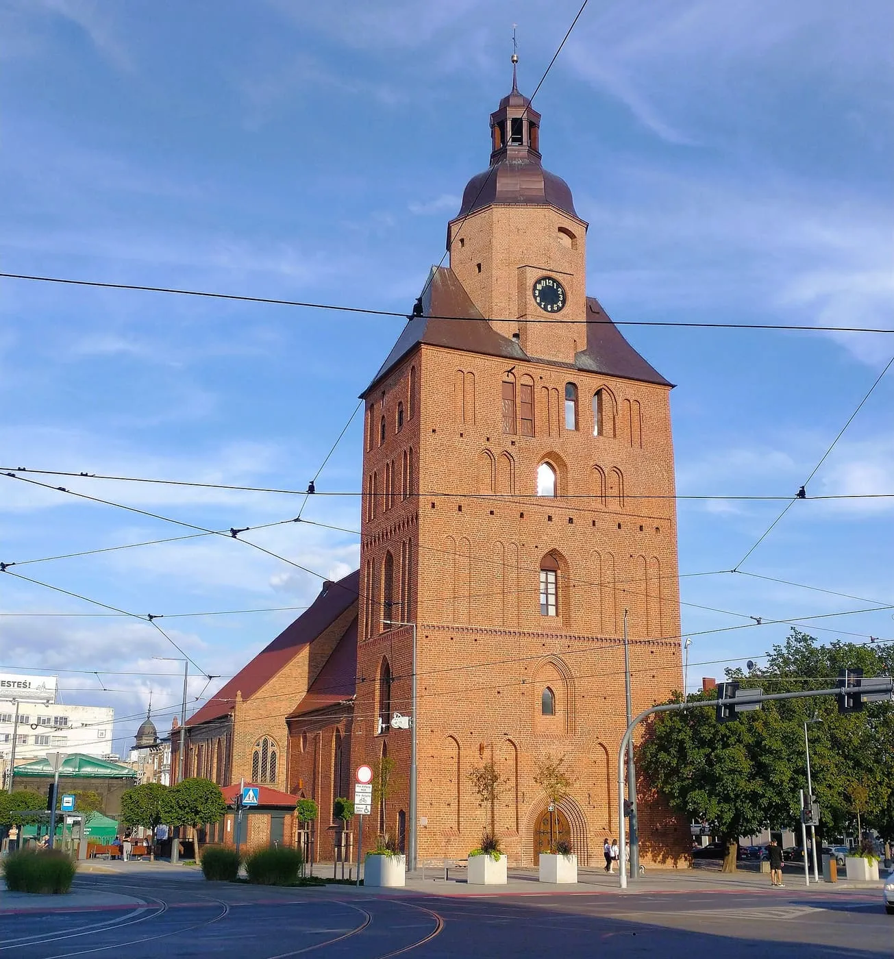 Ceglana katedra w Gorzowie Wielkopolskim z ośmioboczną wieżą zwieńczoną ciemnym hełmem z latarnią