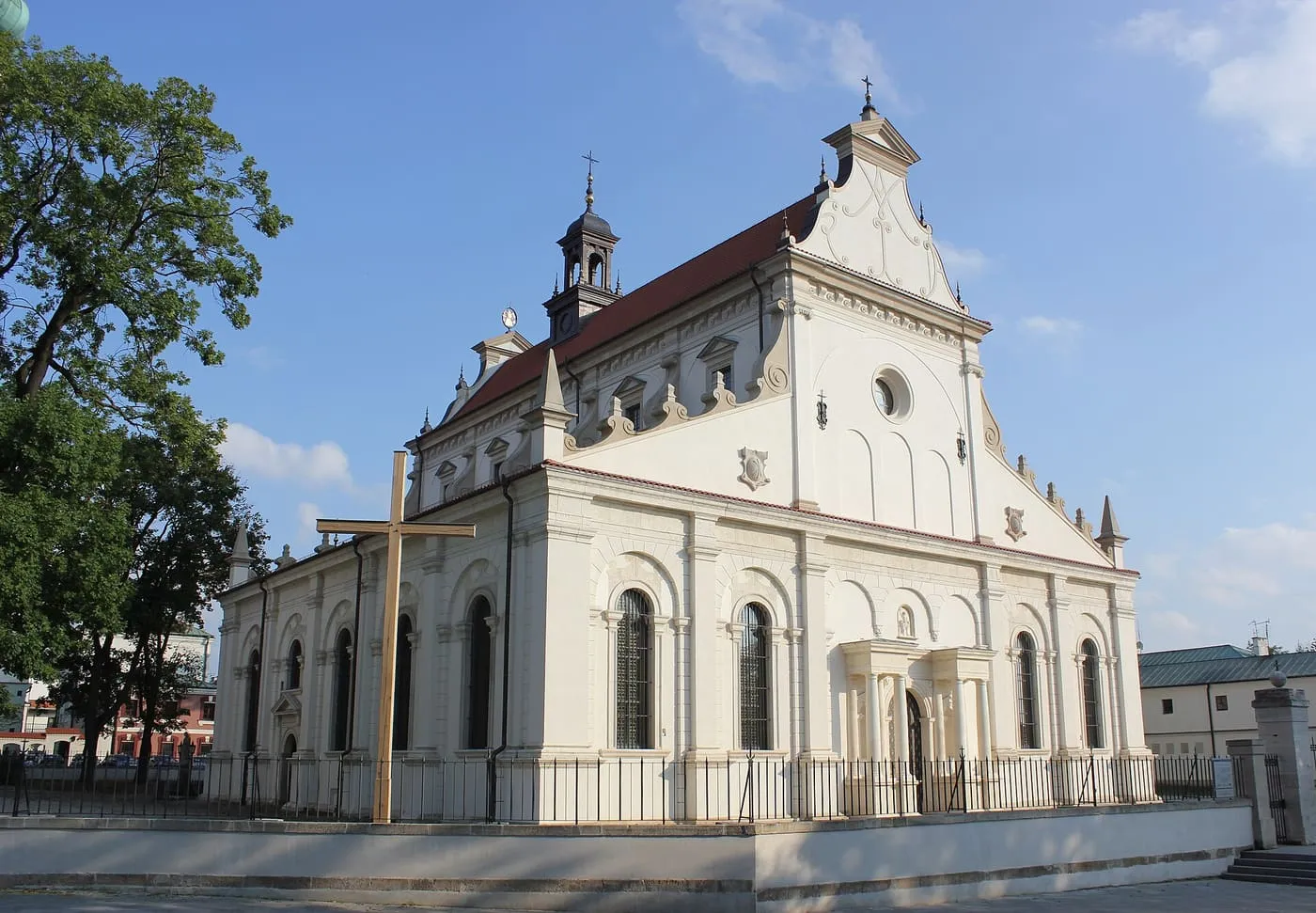 Renesansowo-barokowa katedra zamojska z białą, ozdobną fasadą i niewielką wieżyczką