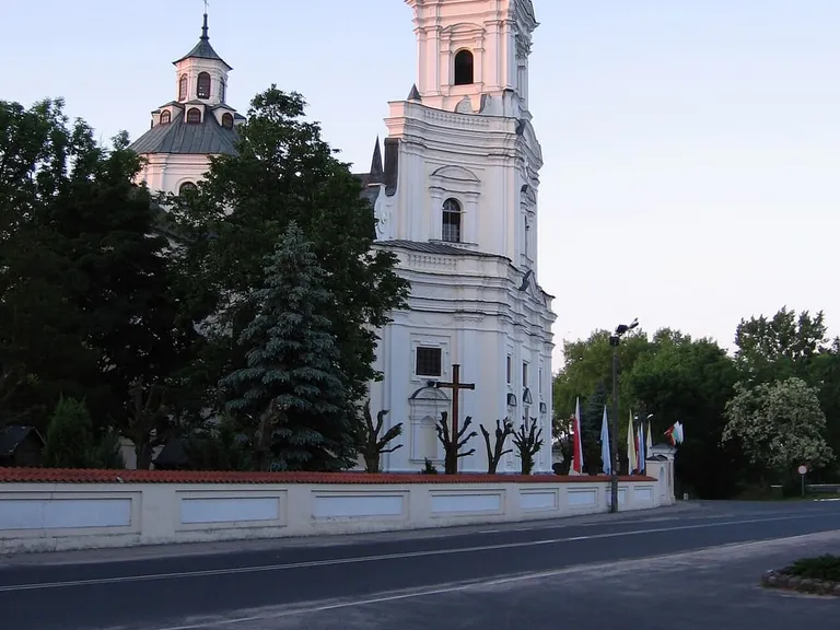 Barokowa wieża kościoła św. Anny w Kodniu z ciemną, cebulastą kopułą, o zmierzchu