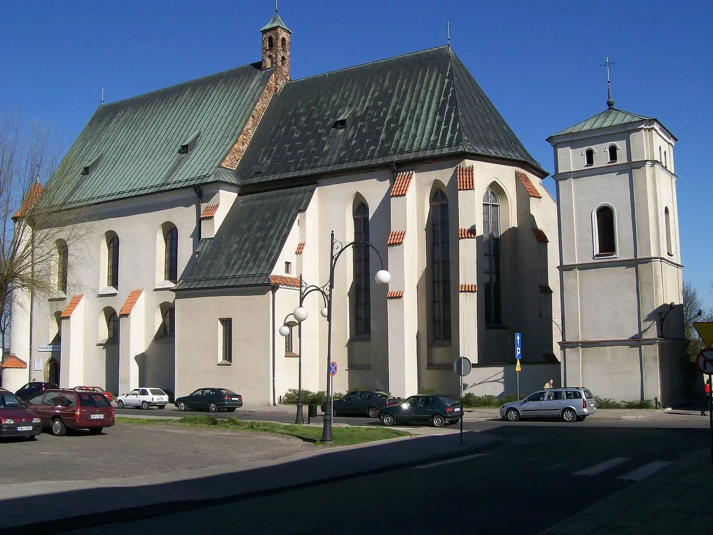 Gotycka kolegiata w Wieluniu z ceglaną wieżą zwieńczoną ośmioboczną latarnią