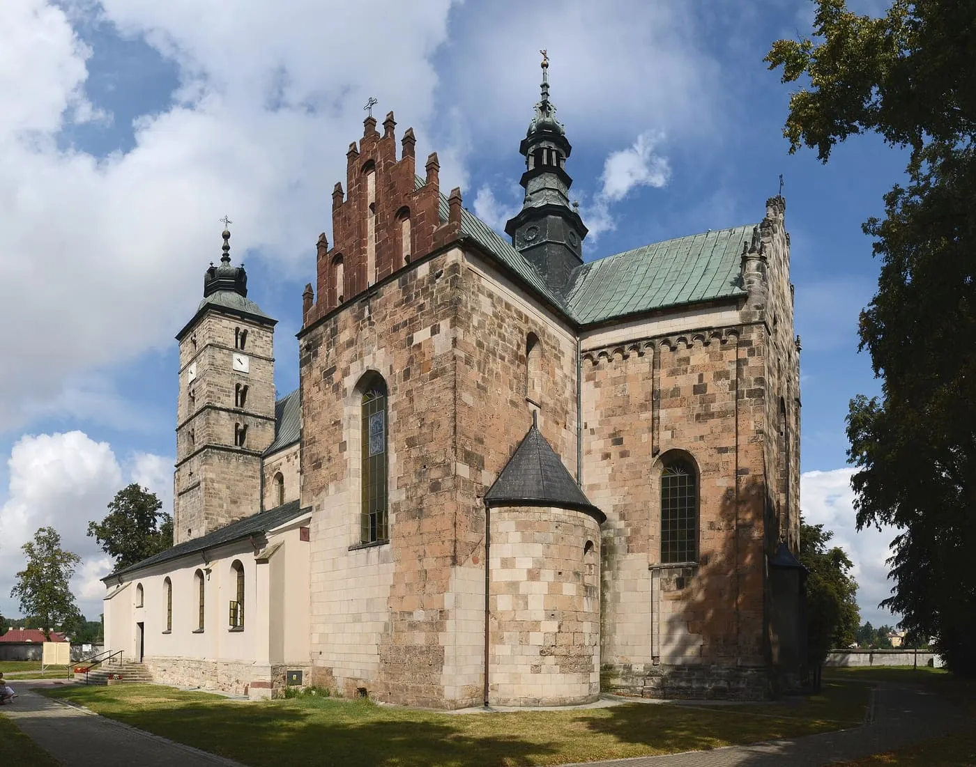 Romańska kolegiata św. Marcina w Opatowie z kamiennych ciosów, z wieżą zegarową i półkolistą absydą