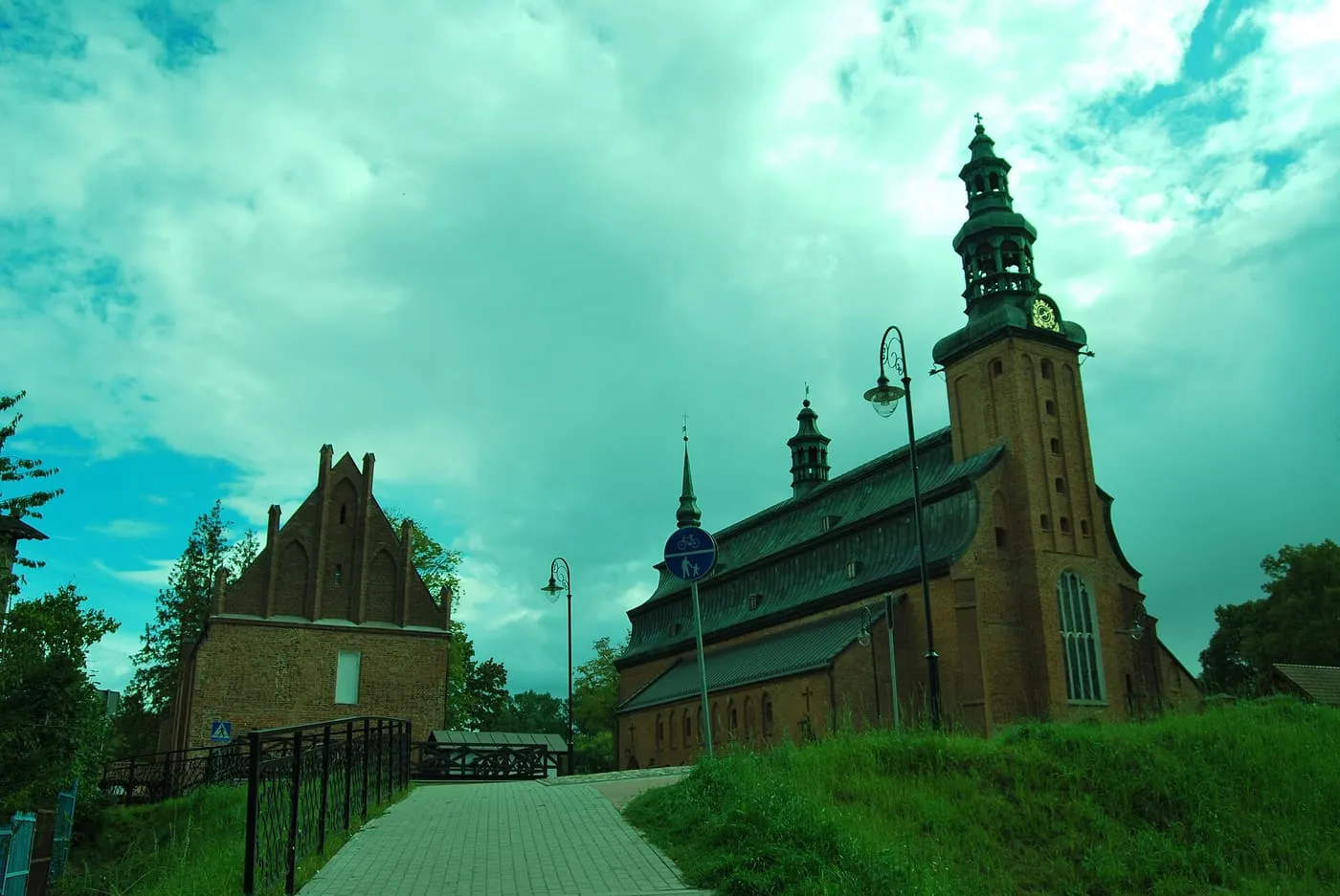 Kolegiata w Kartuzach z charakterystycznym dachem w kształcie wieka trumny i barokowym hełmem dzwonnicy
