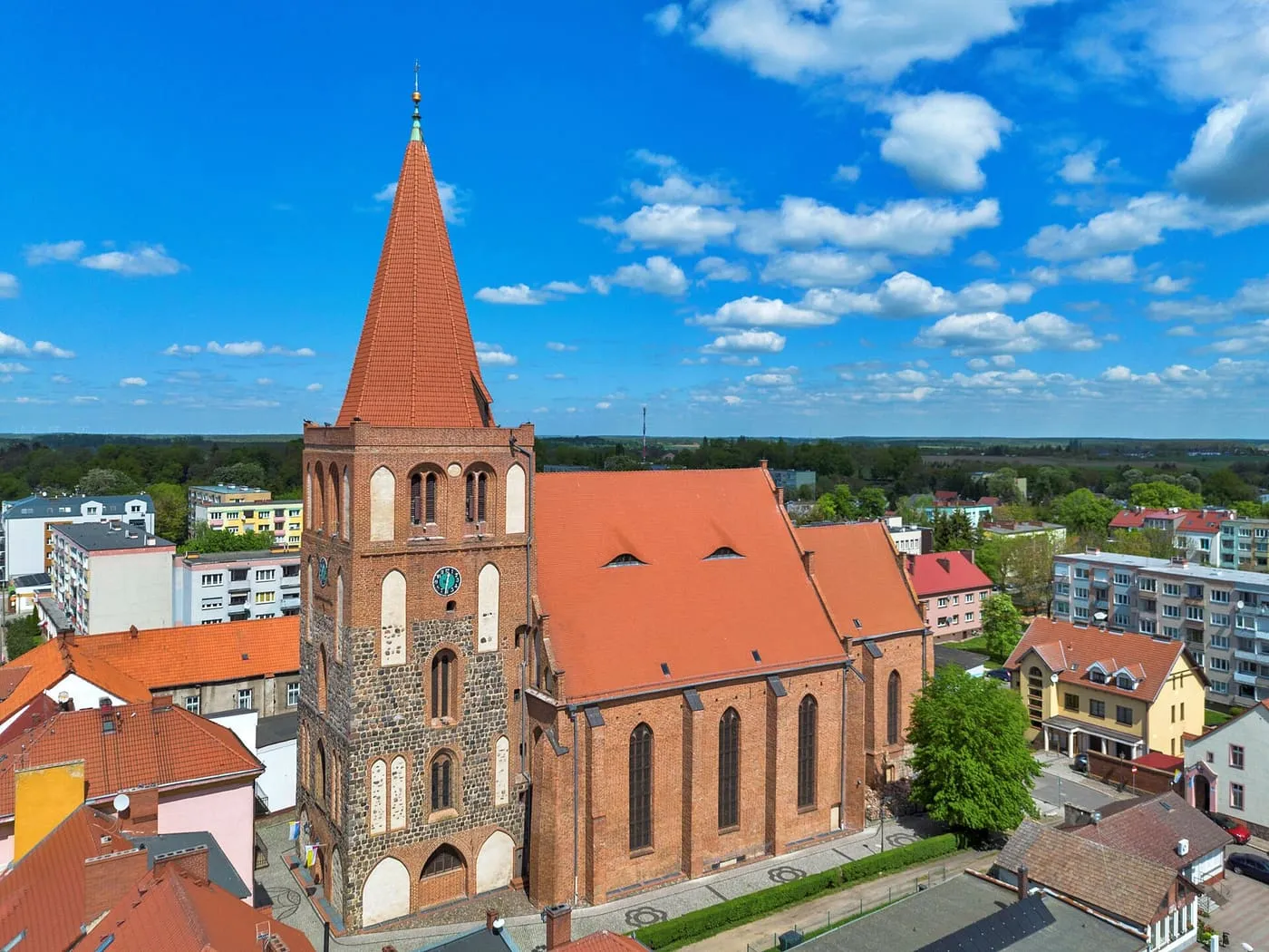 Kolegiata w Myśliborzu — ceglana wieża na granitowej podstawie, widok z lotu ptaka