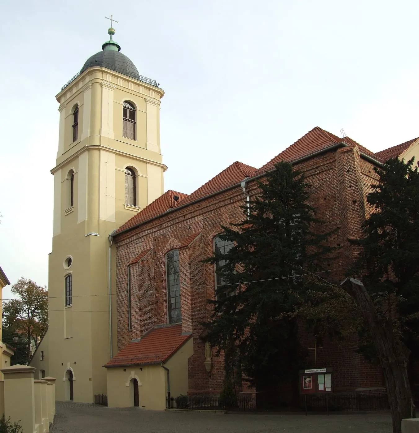 Barokowa wieża konkatedry św. Jadwigi Śląskiej w Zielonej Górze, w odcieniach żółci