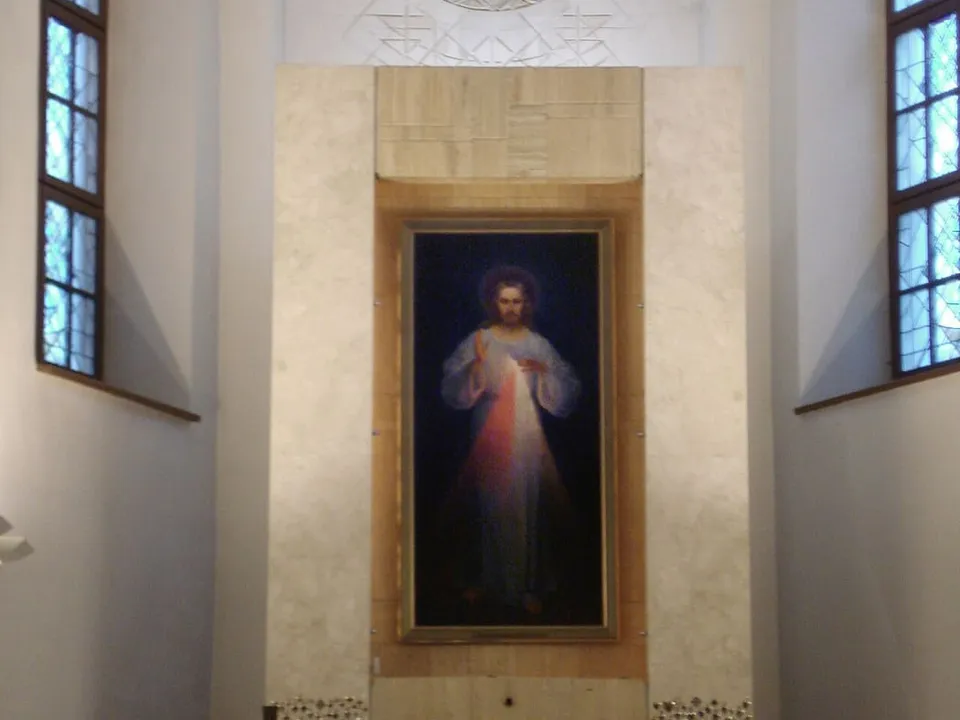 Obraz Jezusa Miłosiernego z czerwoną i bladą smugą promieni w wileńskim sanktuarium Bożego Miłosierdzia