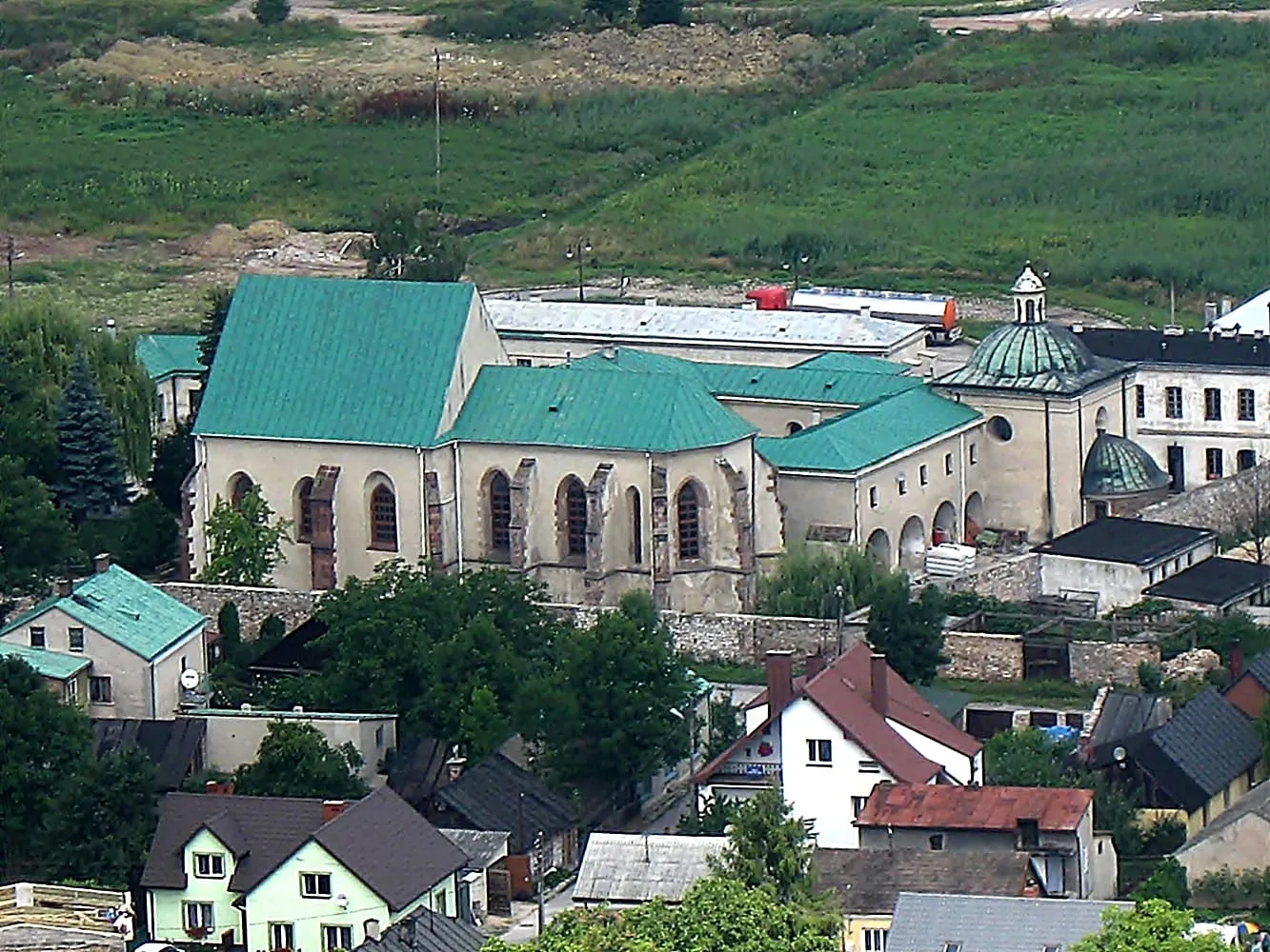 Gotycki kościół i klasztor franciszkanów w Chęcinach, widok z lotu ptaka wśród zabudowy miasta