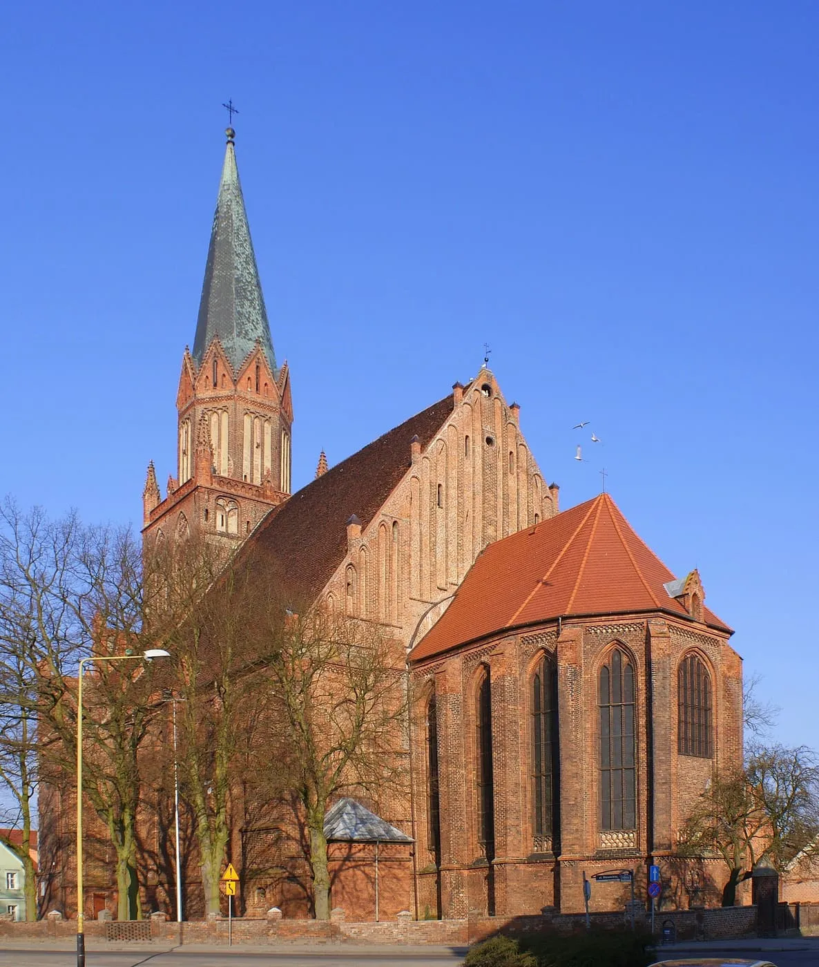 Ceglany, gotycki kościół Mariacki w Trzebiatowie z wysoką wieżą