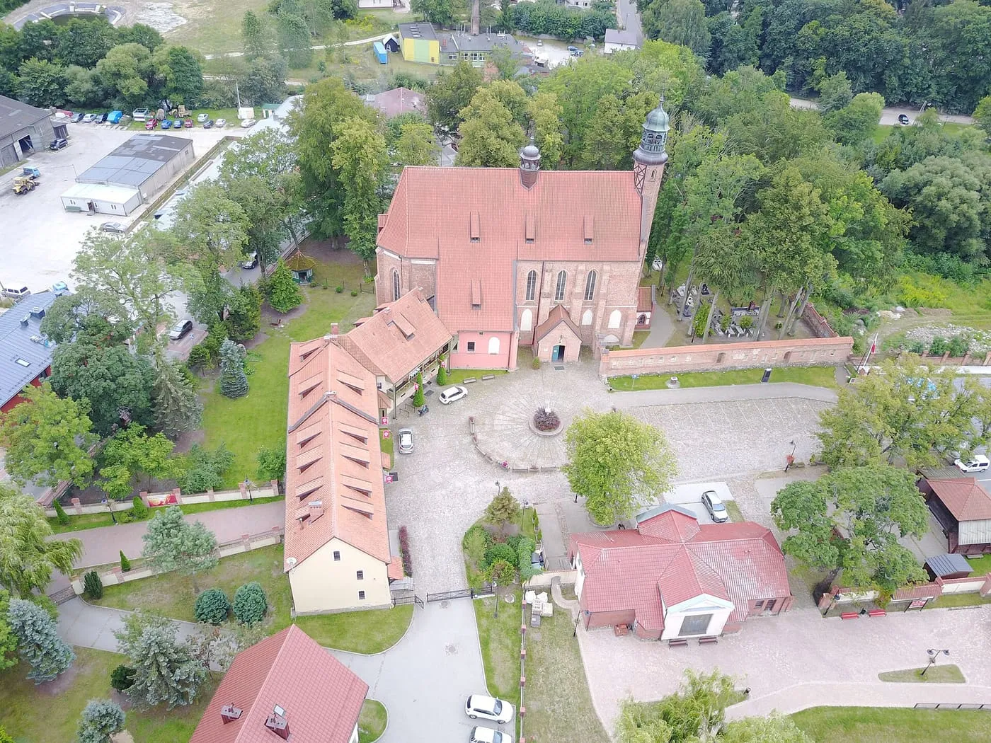 Widok z lotu ptaka na gotycki kościół i zespół poklasztorny norbertanek w Żukowie