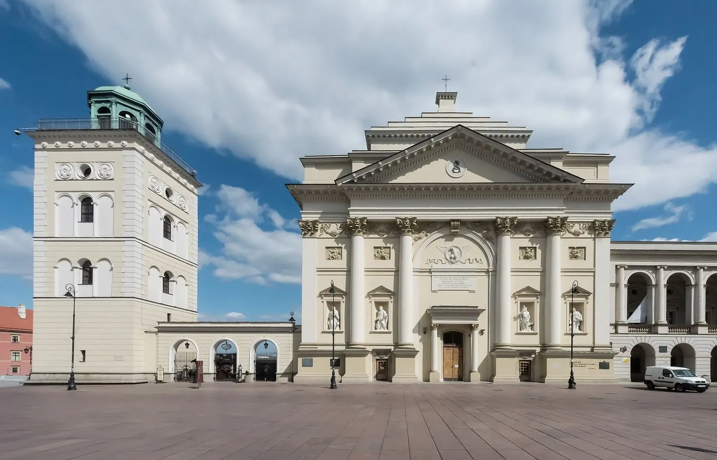 Klasycystyczna fasada kościoła św. Anny w Warszawie z kolumnadą oraz stojąca obok dzwonnica z tarasem widokowym