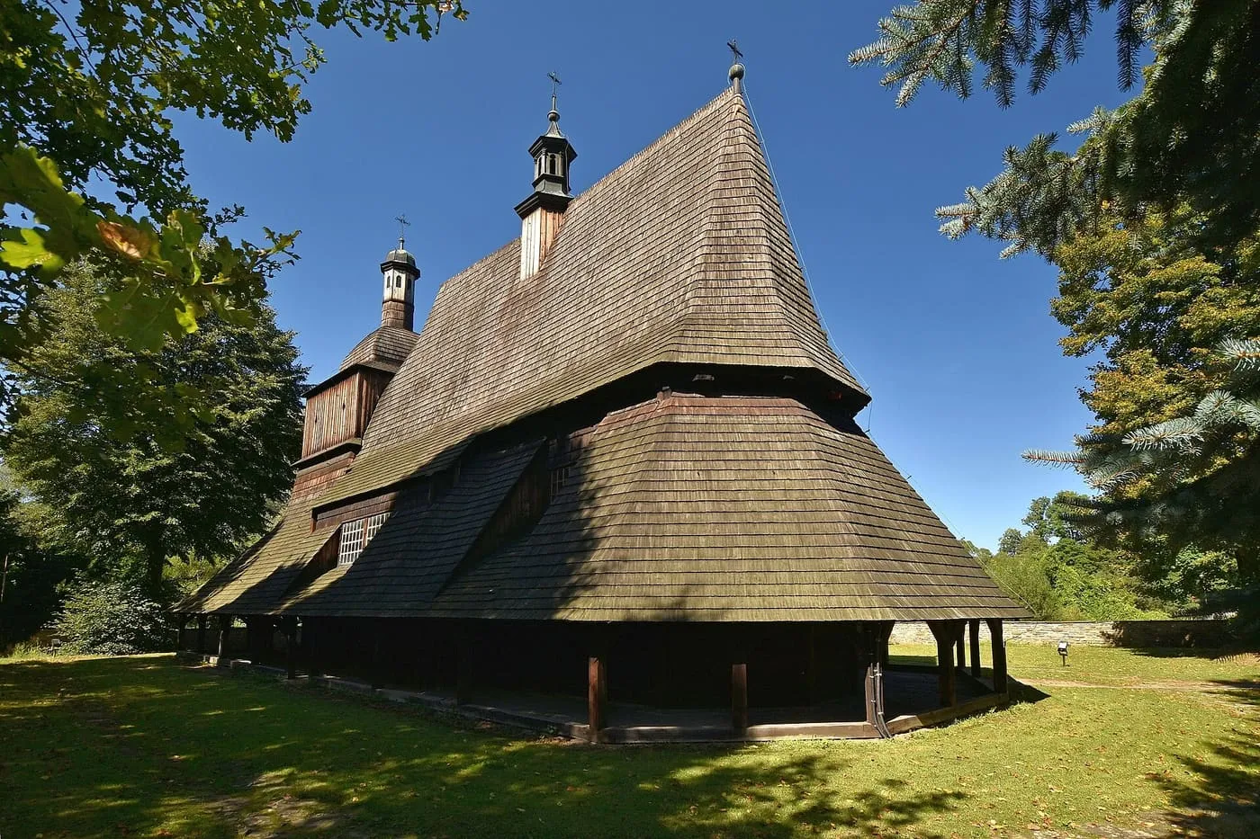 Stromy, gontowy dach kościoła św. Filipa i Jakuba w Sękowej, charakterystyczny dla "Perły Beskidu Niskiego"