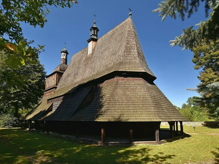 Stromy, gontowy dach kościoła św. Filipa i Jakuba w Sękowej, charakterystyczny dla "Perły Beskidu Niskiego"